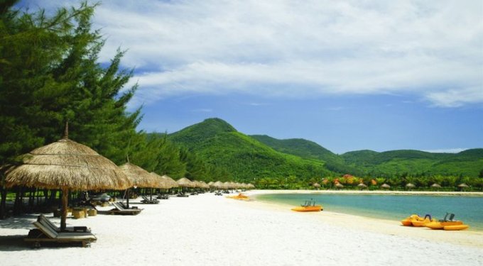 Пляж отеля Diamond Bay Resort & Spa в Нячанге