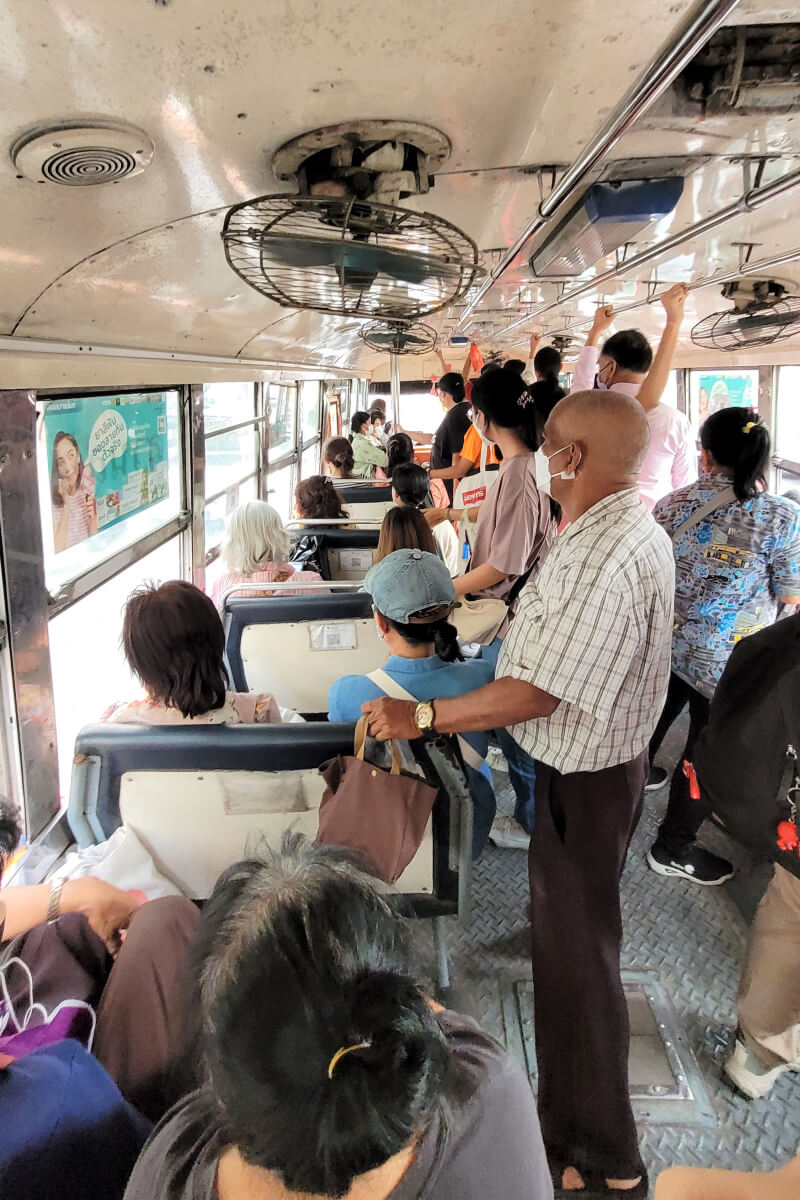 Внутри тайского автобуса