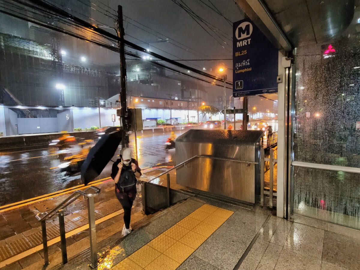 Дождь на выходе со станции Люмпини в Бангкоке