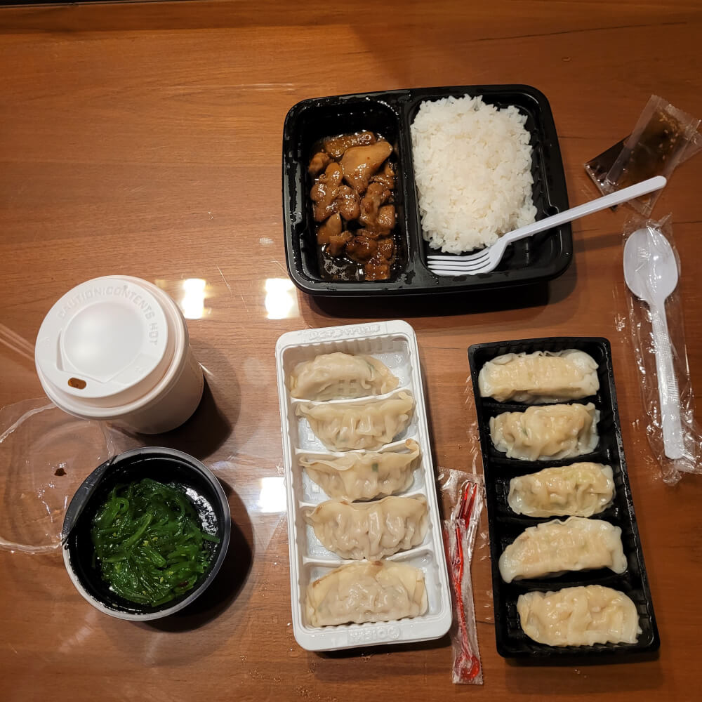 Готовая еда из 7-eleven: рис с курицей, вонтоны, гёдза, салат с чукой