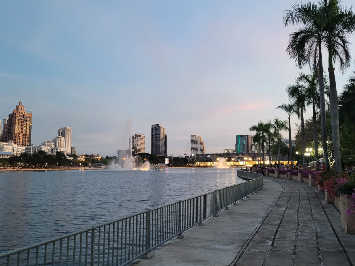 Вид на озеро в парке Benchakitti в Бангкоке