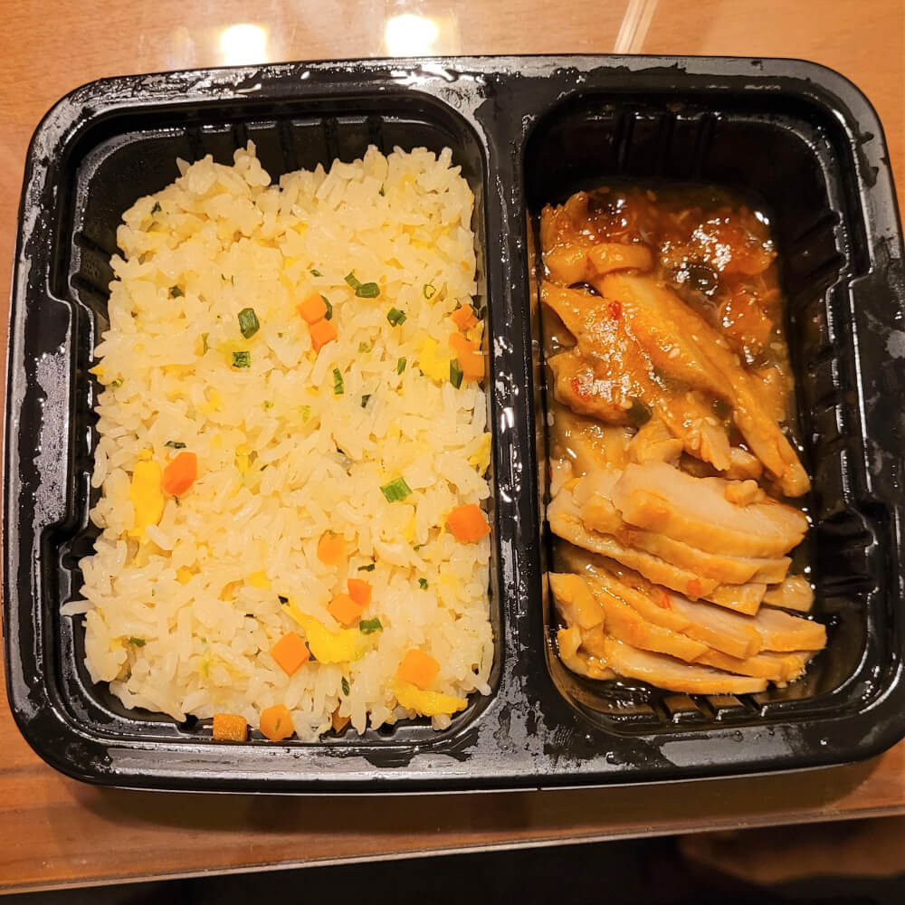 Рис с овощами и курицей терияки из 7-eleven